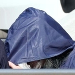 　送検のため福岡・早良署を出る吉井辰夫容疑者＝２１日午後０時５７分