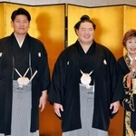 　披露宴を前に笑顔の明生（中央）。左は師匠の立浪親方、右は祝福に駆け付けた歌手の小林幸子さん＝２１日、東京都内