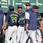 　巨人とのオープン戦に勝利し、勝利投手の松本健（手前左）と先発のウォルターズ（同右）と笑顔でタッチを交わすヤクルト・池山監督＝沖縄セルラー