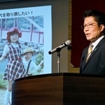 　拉致問題を考える集会で登壇した横田拓也さん＝２１日午後、名古屋市