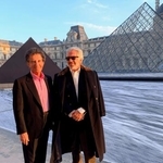 　パリのルーブル美術館で並んだ米富豪エプスタイン氏（右）とフランスのラング元文化相の写真。米司法省が開示した（米司法省提供、ＡＰ＝共同）