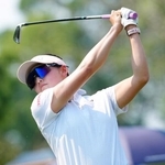 　第３ラウンド、１６番でティーショットを放つ岩井千怜。通算１７アンダーで３位＝サイアムＣＣ（共同）