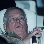 　１９日、英ノーフォーク州で、車両に乗せられて警察署を離れるアンドルー元王子（ロイター＝共同）