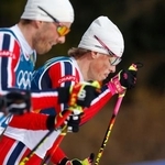 　男子５０キロクラシカル　力走するノルウェーのヨハンネスヘスフロト・クレボ（右）＝テーゼロ（共同）