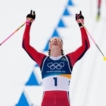 　男子５０キロクラシカル　両手を挙げゴールするノルウェーのヨハンネスヘスフロト・クレボ。全６種目制覇を達成した＝テーゼロ（共同）