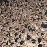 　「西大寺会陽」で本堂に集まり宝木の投下を待つ男たち＝２１日夜、岡山市東区の西大寺観音院