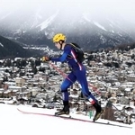 　山岳スキーの混合リレー、斜面を上るフランスのチボー・アンセルメ＝２１日、ボルミオ（ロイター＝共同）