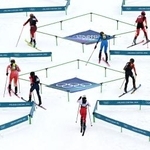 　山岳スキーの混合リレー、障害を通過する選手たち＝２１日、ボルミオ（ロイター＝共同）