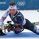 　バイアスロン女子１２・５キロ、射撃の伏射に臨むオセアヌ・ミシュロン＝２１日、アンテルセルバ（ロイター＝共同）