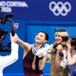 　フィギュアスケート女子の表彰式で自撮りする（左から）銀メダルの坂本花織、金のアリサ・リュウ、銅の中井亜美＝１９日、イタリア・ミラノ（共同）