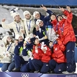 　ノルディックスキー・ジャンプ混合団体の表彰式で自撮りする二階堂蓮（右端）ら＝１０日、イタリア・プレダッツォ（共同）