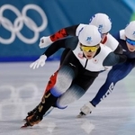 　男子マススタート１回戦　滑走する佐々木翔夢（手前）＝ミラノ（共同）