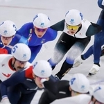 　男子マススタート１回戦　滑走する佐々木翔夢（奥右から２人目）＝ミラノ（共同）