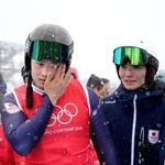 　男子スキークロス決勝を終え、涙を拭う古野慧。４位に入った＝リビーニョ（共同）