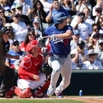 　エンゼルス戦の１回、三塁内野安打を放つドジャース・大谷＝テンピ（共同）