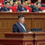 　２１日、３日目の討議に入った朝鮮労働党大会で政策の総括報告を行う金正恩党総書記＝平壌（朝鮮中央通信＝共同）