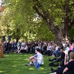 　ニュージーランド地震から１５年となり開かれた追悼式＝２２日、クライストチャーチ（共同）