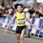 　２時間６分１４秒の男子５位でゴールする平林清澄＝大阪城公園