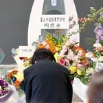 　富山外国語専門学校で開かれた追悼の集いで献花するニュージーランド地震犠牲者の遺族＝２２日午前、富山市