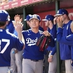 　エンゼルス戦の２回途中に降板し、ベンチで迎えられるドジャース・山本＝テンピ（共同）