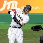 　１回日本代表無死満塁、佐藤が二塁に適時内野安打を放つ＝サンマリン宮崎