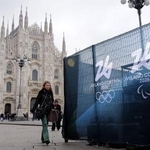 　ミラノ・コルティナ冬季五輪とパラリンピックのマークが掲示された大聖堂周辺＝１月、イタリア・ミラノ（共同）