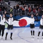 　ミラノ・コルティナ冬季五輪のスピードスケート女子団体追い抜きで銅メダルを獲得し、日の丸を掲げ場内を回る（左から）堀川桃香、高木美帆、野明花菜、佐藤綾乃＝１７日、イタリア・ミラノ（共同）