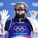 　ミラノ五輪の女子モーグル決勝１回目を終え、笑顔を見せる柳本理乃＝１１日、リビーニョ（共同）