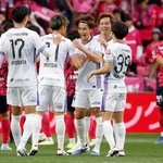 　Ｃ大阪に勝利し、喜ぶ東（中央）ら広島イレブン＝ヨドコウ