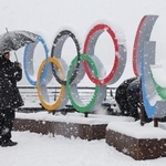 　イタリア・コルティナダンペッツォ市内に掲げられた五輪とパラリンピックのモニュメント＝１月（共同）