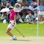 　最終ラウンド、１６番でバーディーパットを外した岩井千怜。通算２３アンダーで２位＝サイアムＣＣ（共同）