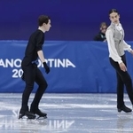 　フィギュアスケート男子フリーの演技を前に、ウオームアップするロシア出身のＡＩＮのピョートル・グメニク（右）とウクライナのキリロ・マルサク＝１３日、イタリア・ミラノ（共同）