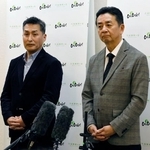 　記者団の取材に応じる、大阪維新の会市議団の竹下隆幹事長（右）ら＝２２日午後、大阪市中央区