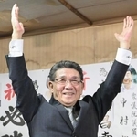 　北海道神恵内村長選で７選を確実にした高橋昌幸氏＝２２日午後、北海道神恵内村