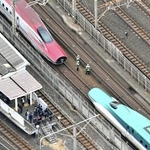 　連結が外れ、ＪＲ西日暮里駅付近に停車した東北新幹線の「はやぶさ・こまち２１号」＝２０２５年３月、東京都荒川区