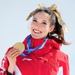 　女子ハーフパイプで２連覇を達成し、金メダルを手にする谷愛凌＝リビーニョ（共同）