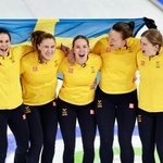 　スイスを破って金メダルを獲得し、歓喜するハッセルボリ（左端）らスウェーデンチーム＝コルティナダンペッツォ（共同）