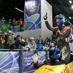 　男子４人乗りで金メダルを獲得したドイツＢ＝コルティナダンペッツォ（共同）