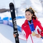 　女子ハーフパイプの金メダルと、ビッグエアとスロープスタイルで獲得した銀メダルを手にする谷愛凌＝リビーニョ（共同）