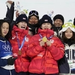 　スノーボード男子ハーフパイプを終え、笑顔で集合写真に納まる（前列中央から左へ）金メダルの戸塚優斗、銅メダルの山田琉聖、７位の平野歩夢＝１３日、リビーニョ（共同）