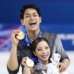 　フィギュアスケート・ペアで金メダルを獲得した三浦璃来（手前）、木原龍一組＝１６日、ミラノ（共同）