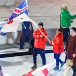 　閉会式で旗手を務めた森重航（左）と坂本花織＝２２日、イタリア・ベローナ（共同）