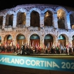 　閉会式が行われた「ベローナ五輪アリーナ」の外に集まった各国の旗手＝２２日、イタリア・ベローナ（ロイター＝共同）