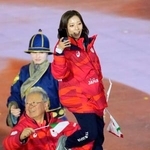 　閉会式でフィギュアスケートの木原龍一（右下）にリフトされながら入場する三浦璃来＝２２日、イタリア・ベローナ（共同）