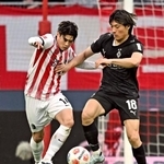 　競り合うフライブルクの鈴木唯（左）とボルシアＭＧの町野＝フライブルク（共同）