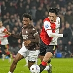 　テルスター戦の前半、攻め込むフェイエノールトの上田（右）＝ロッテルダム（共同）