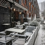 　暴風雪警報が出されたニューヨーク市の街の様子＝２２日（ロイター＝共同）