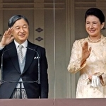 　天皇陛下の６６歳の誕生日を祝う一般参賀で、訪れた人たちに手を振られる天皇、皇后両陛下＝２３日午前、宮殿・長和殿