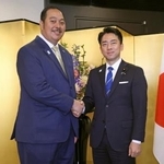 　会談を前に握手する小泉防衛相（右）とトンガのウルカララ皇太子＝２３日午前、東京都内のホテル（代表撮影）