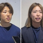 　出発前に取材に応じるサッカー女子日本代表の高橋（左）と成宮＝２３日、成田空港